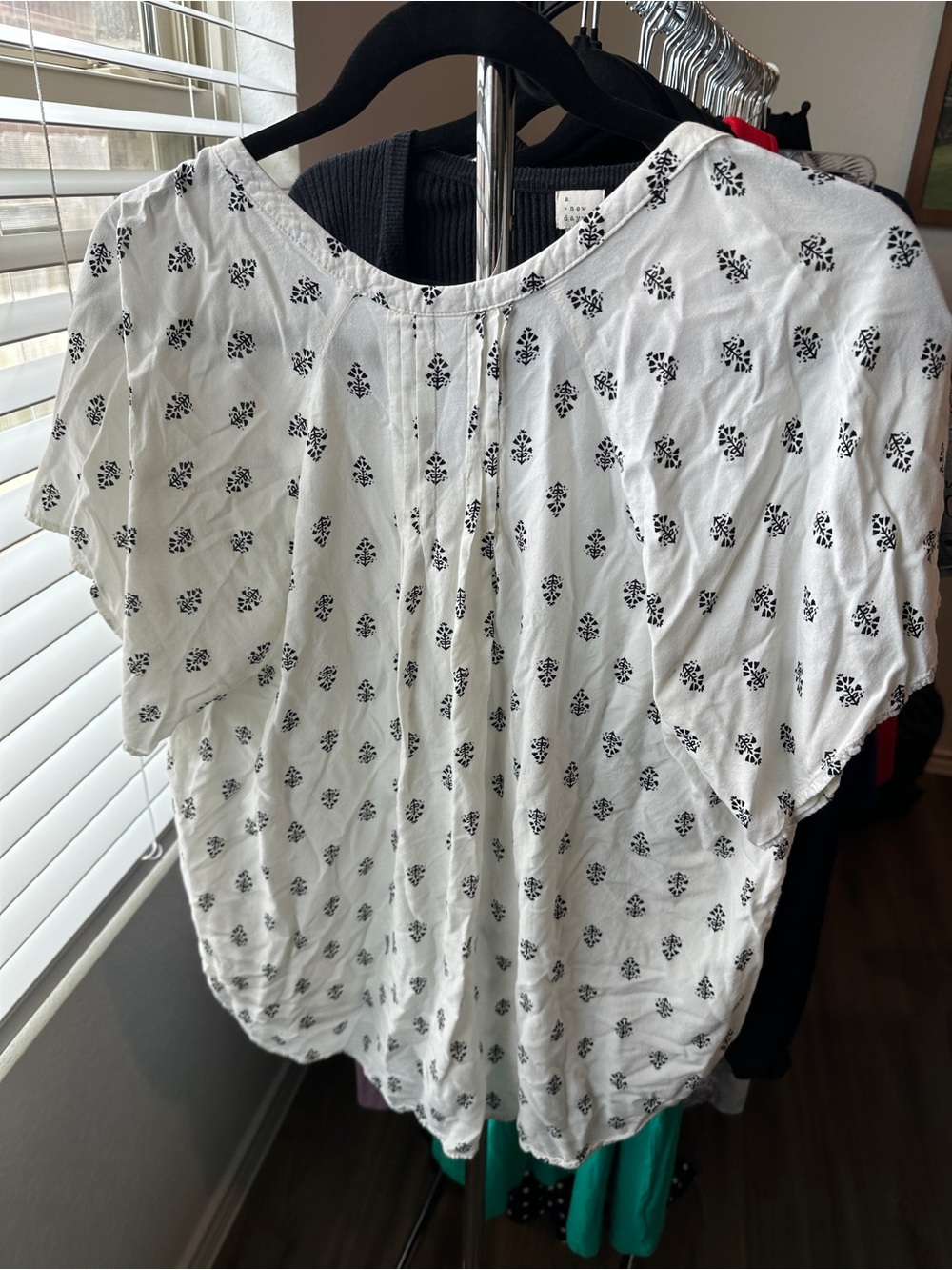 Old Navy Cream Short-Sleeve V-Neck‎ Print Blouse - Picture 6 of 7